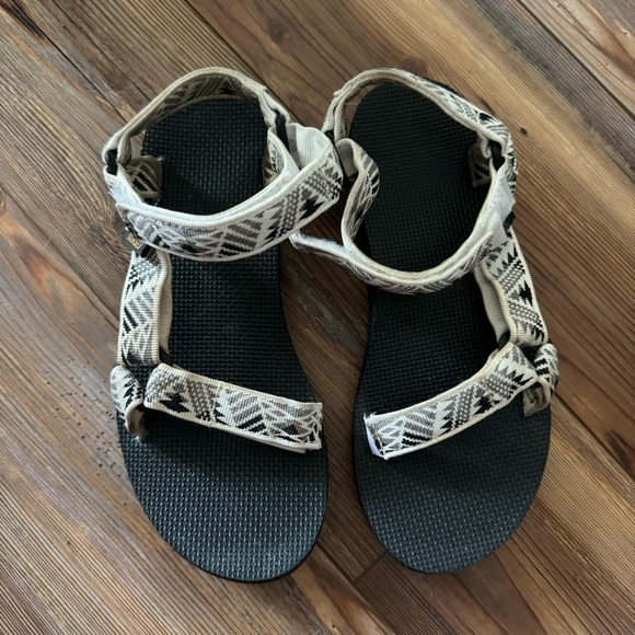 teva boomerang white grey